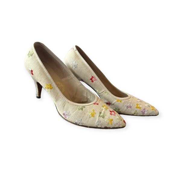 Vintage I. Miller 1950s Pointed toe pumps with Floral Embroidery. - Picture 2 of 15